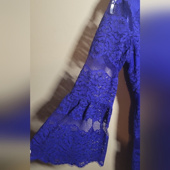 Eliza j 2 royal blue floral lace overlay linned, unlined lace bell sleeves shift - Picture 2 of 9